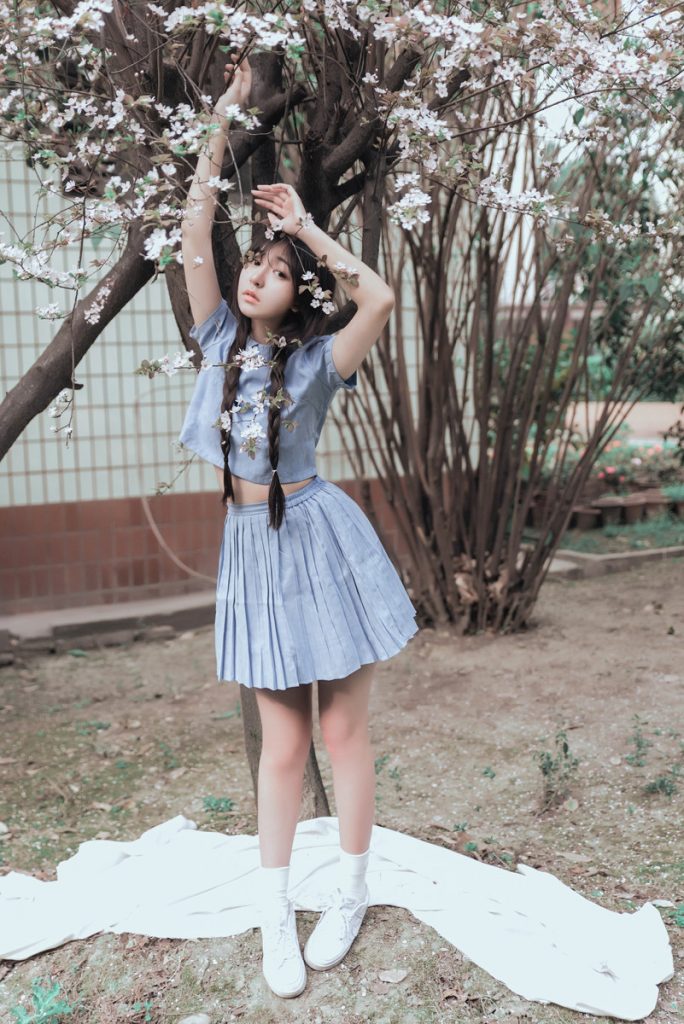 樱花下的少女写真