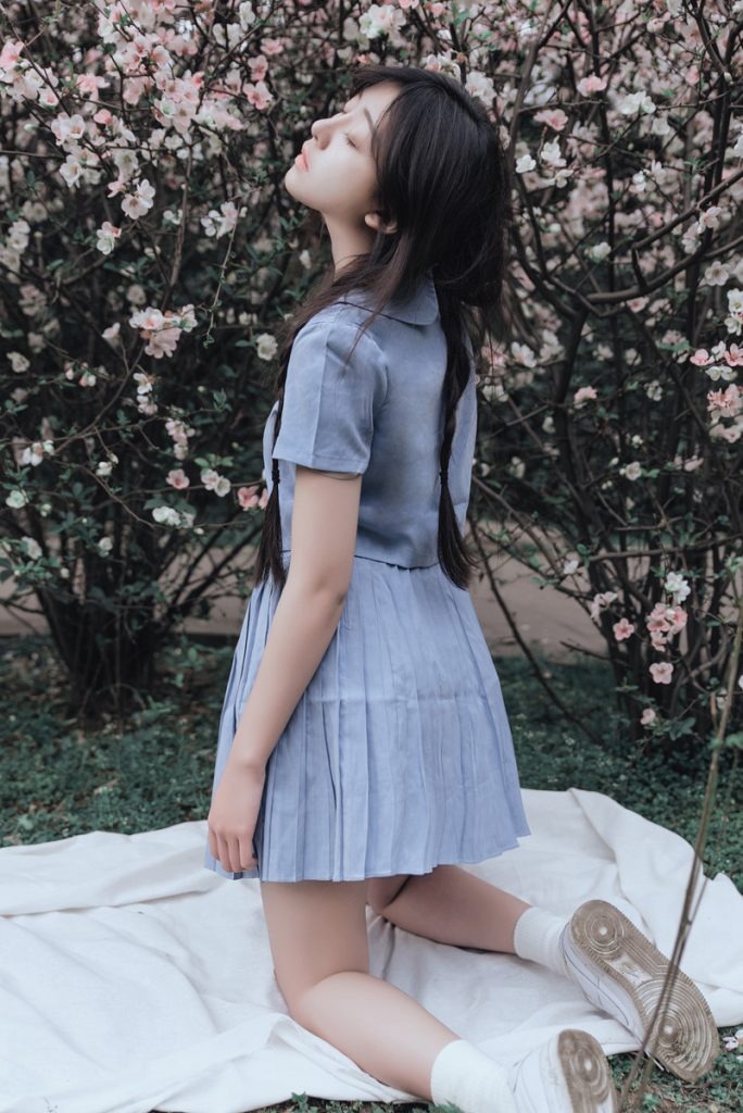 樱花下的少女写真