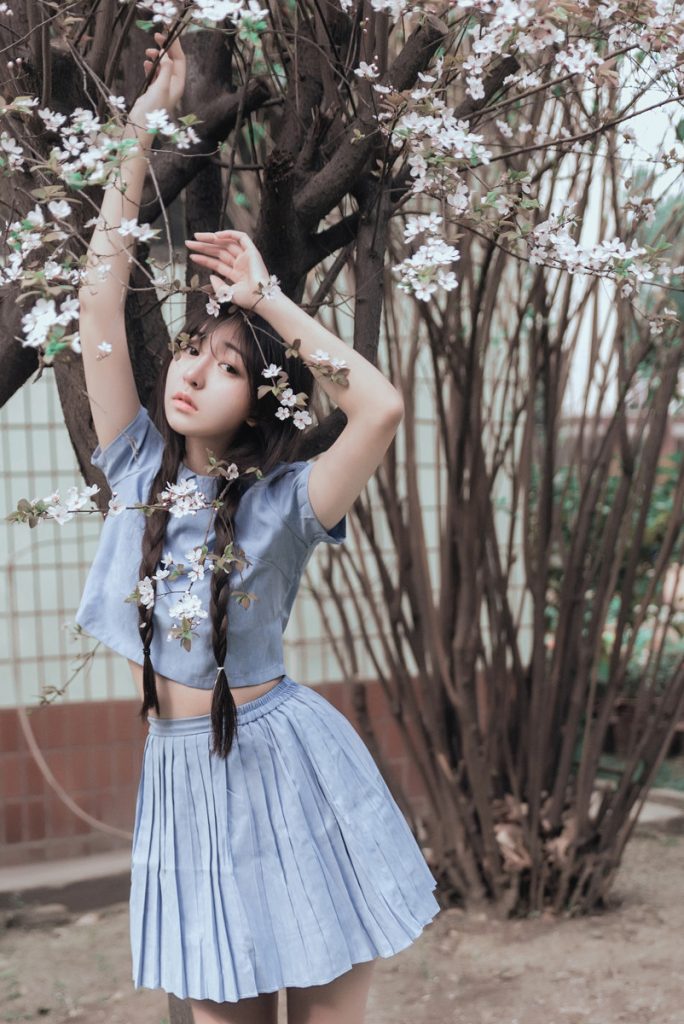 樱花下的少女写真