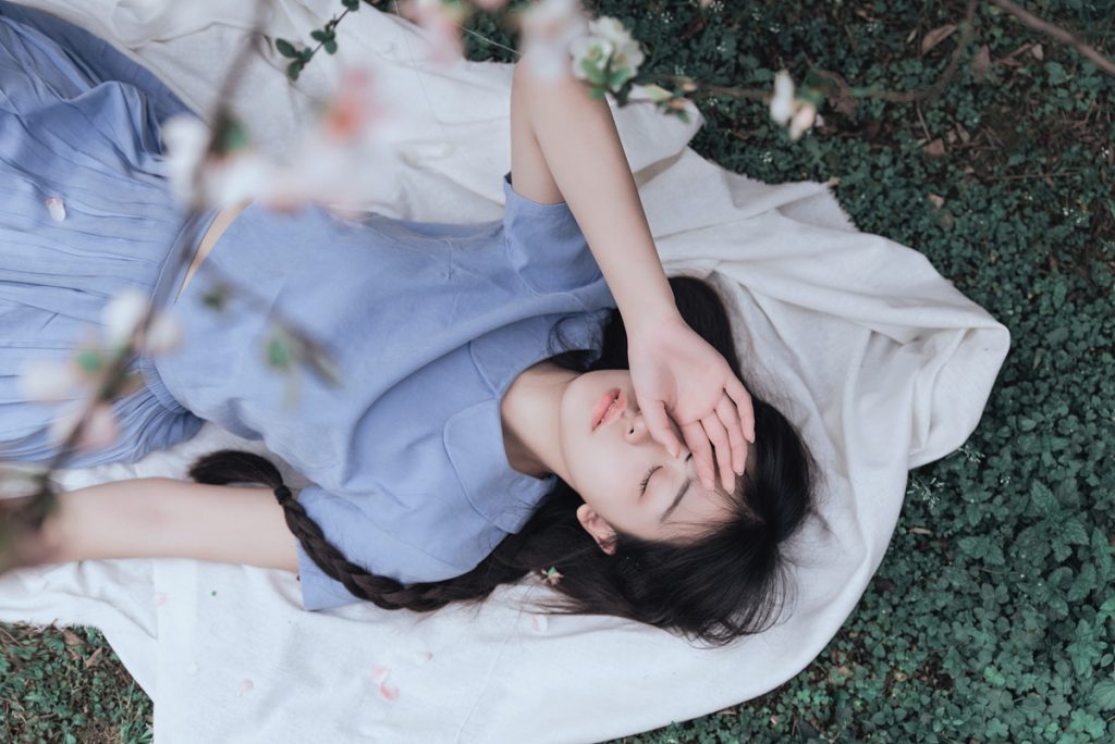 樱花下的少女写真