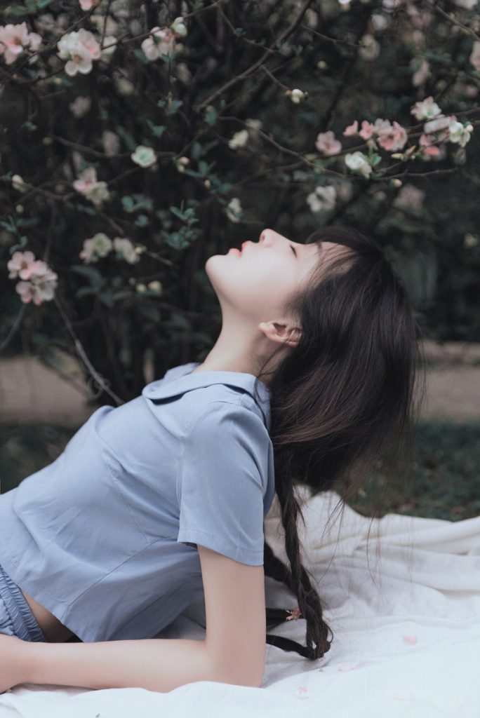 樱花下的少女写真