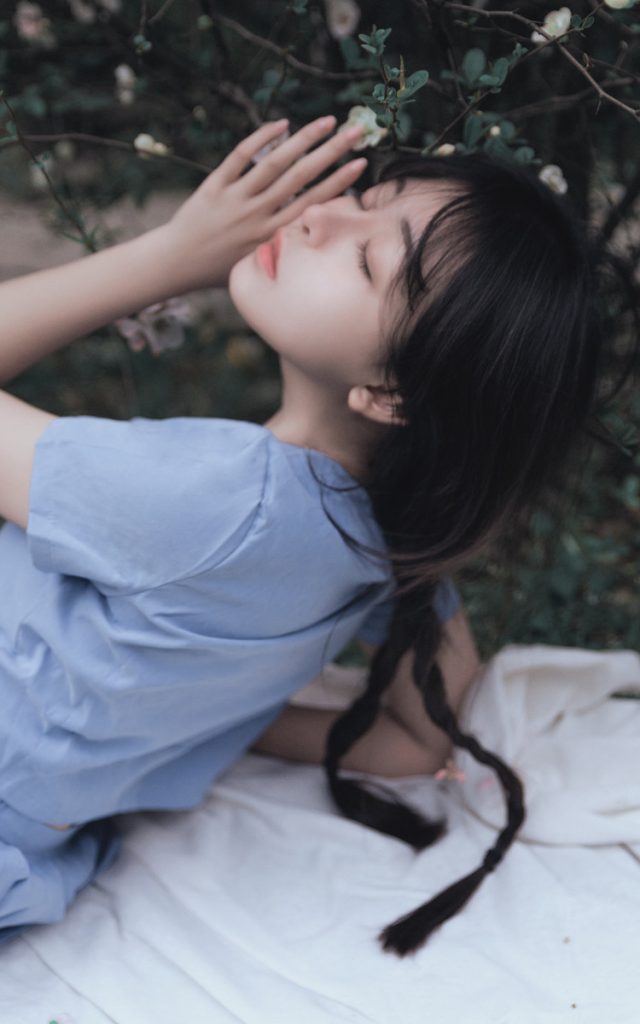 樱花下的少女写真