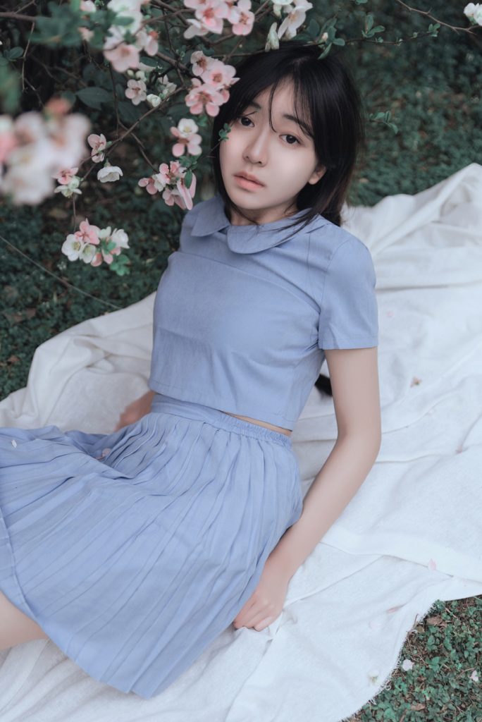 樱花下的少女写真