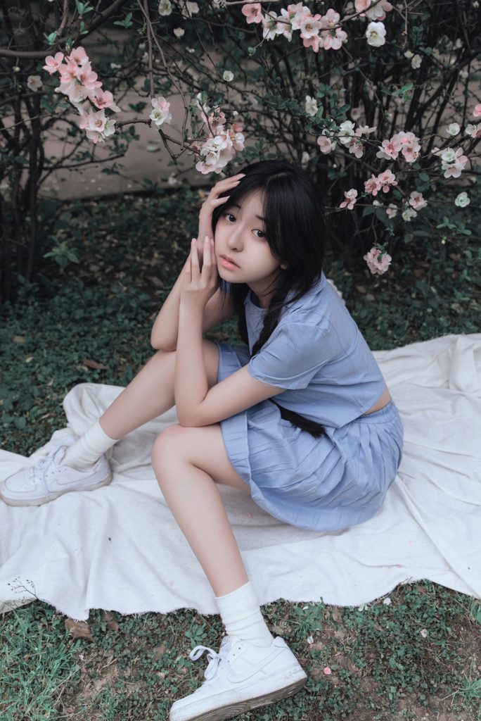 樱花下的少女写真
