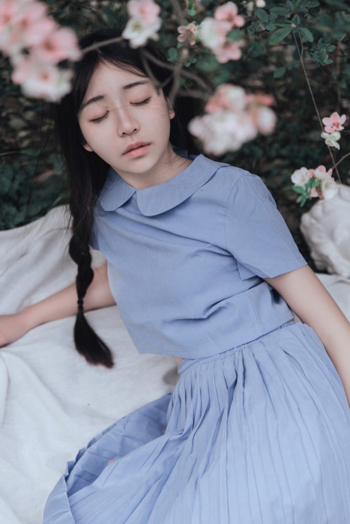 樱花下的少女写真