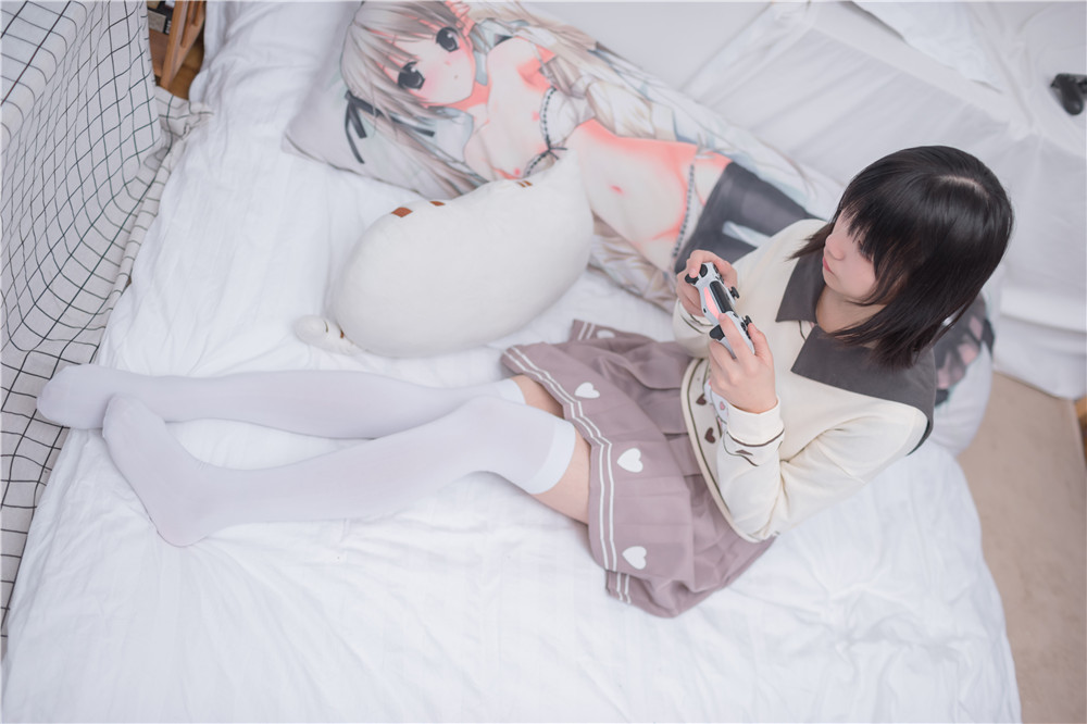 [轻兰映画] VOL.011 游戏少女的白丝[75P-348M]