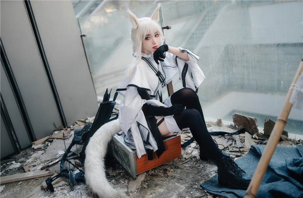 南桃Momoko-白金常服[17P]