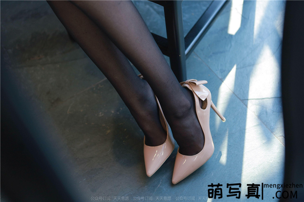 [IESS异思趣向] 模特：团团《阳光下的白裙长腿》[92P-156M]