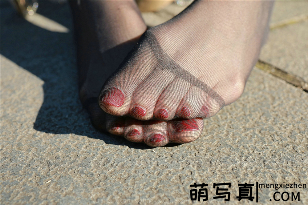 [IESS异思趣向] 模特：团团《暖阳下的黑色丝念》[92P-132M]