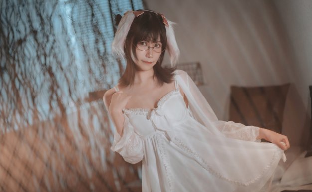 逐月su – 白色睡衣短裙兔子耳朵眼镜娘[28P/125M]