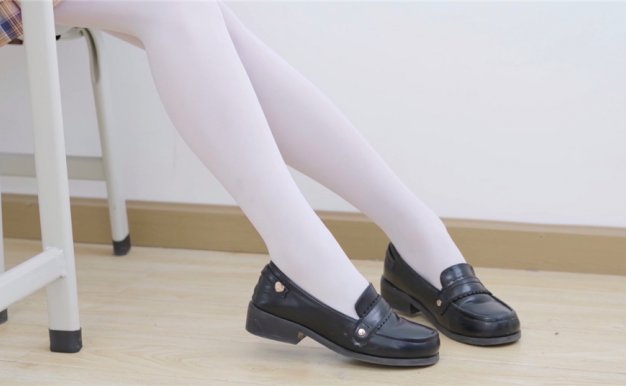 [森萝财团] 有料013 吸吸 课桌上的JK白丝[1V-4.74G]