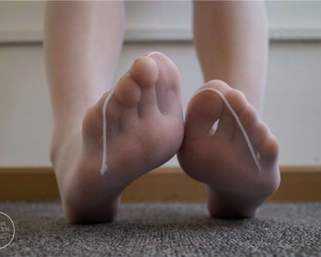 [森萝财团] 有料007 乃乃子 高叉白丝[72P-1G]