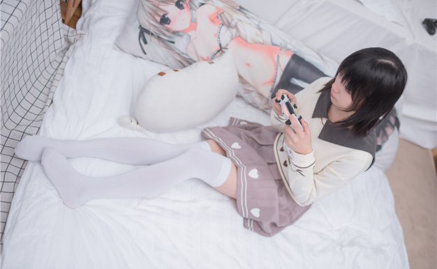 [轻兰映画] VOL.011 游戏少女的白丝[75P-348M]