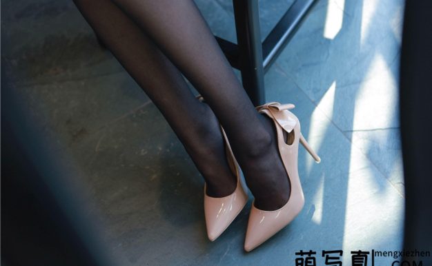 [IESS异思趣向] 模特：团团《阳光下的白裙长腿》[92P-156M]