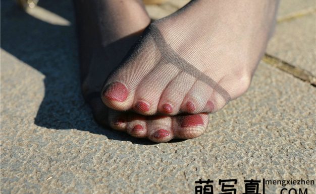 [IESS异思趣向] 模特：团团《暖阳下的黑色丝念》[92P-132M]